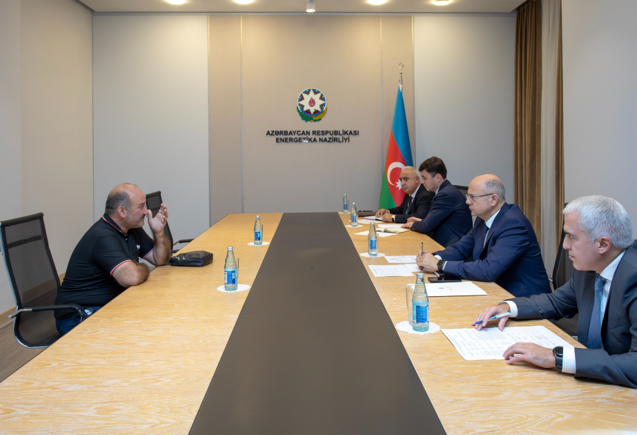 Energetika naziri Pərviz Şahbazov vətəndaşların müraciətlərini dinləyib