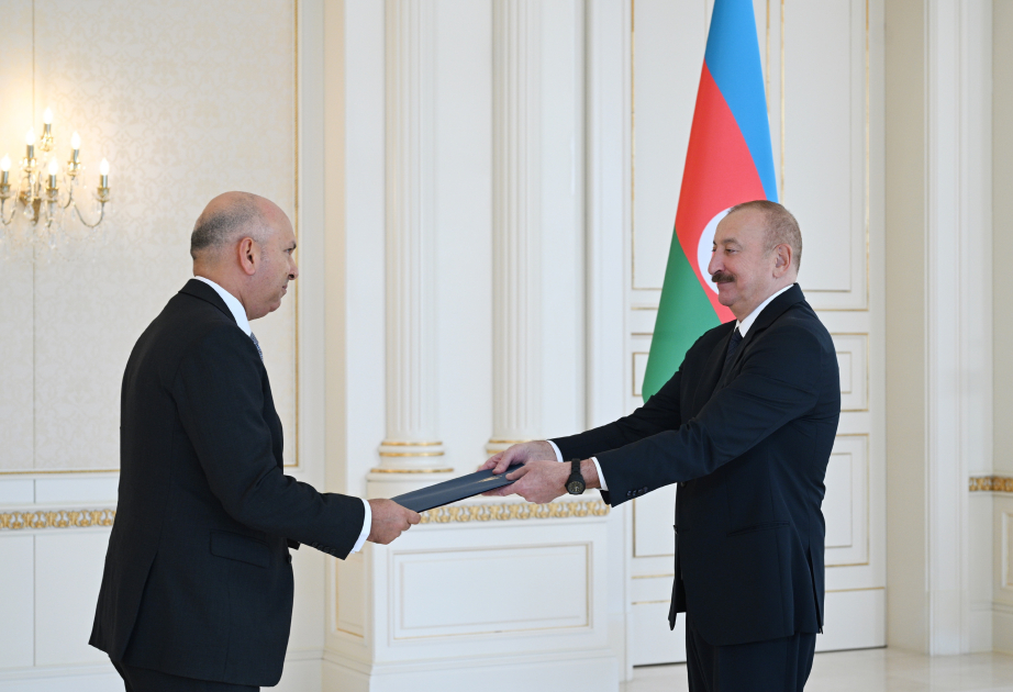 Le président Aliyev reçoit les lettres de créance du nouvel ambassadeur d’Egypte à Bakou VIDEO
