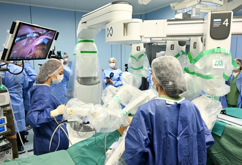 Des médecins azerbaïdjanais et chinois réalisent une intervention assistée par robot