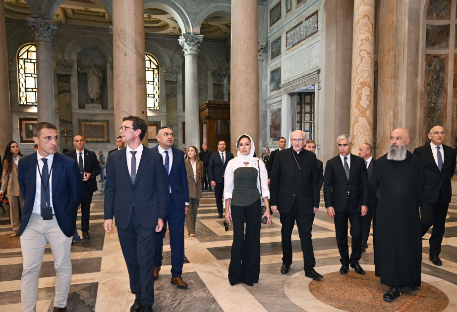 La première vice-présidente azerbaïdjanaise prend connaissance des travaux de restauration à la basilique Saint-Paul au Vatican VIDEO