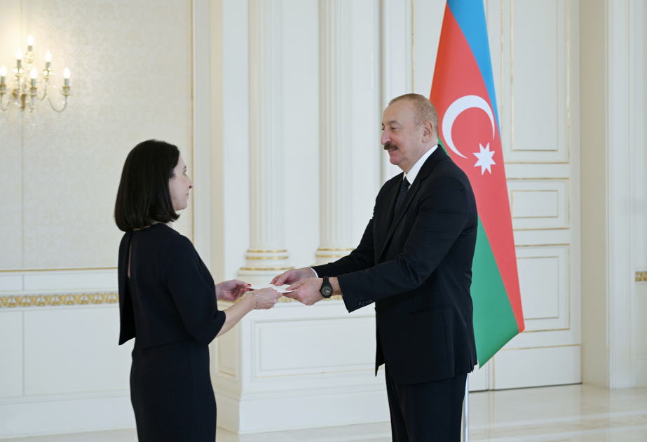 伊利哈姆·阿利耶夫总统接受法国新任驻阿塞拜疆大使递交国书