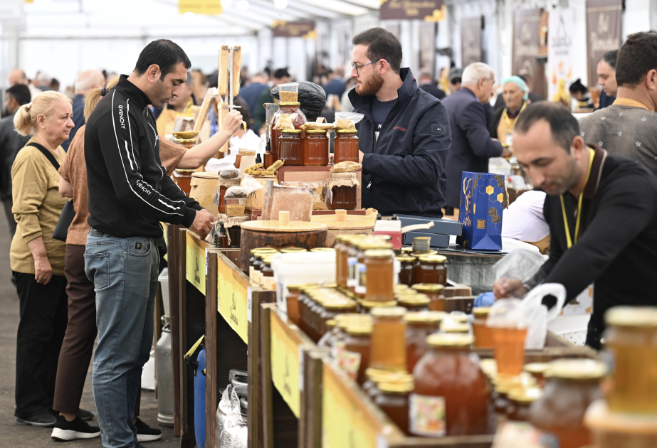 افتتاح المعرض الجمهوري التقليدي الـ 25 لمنتجات النحل في أذربيجان بمشاركة أكثر من 280 مربياً