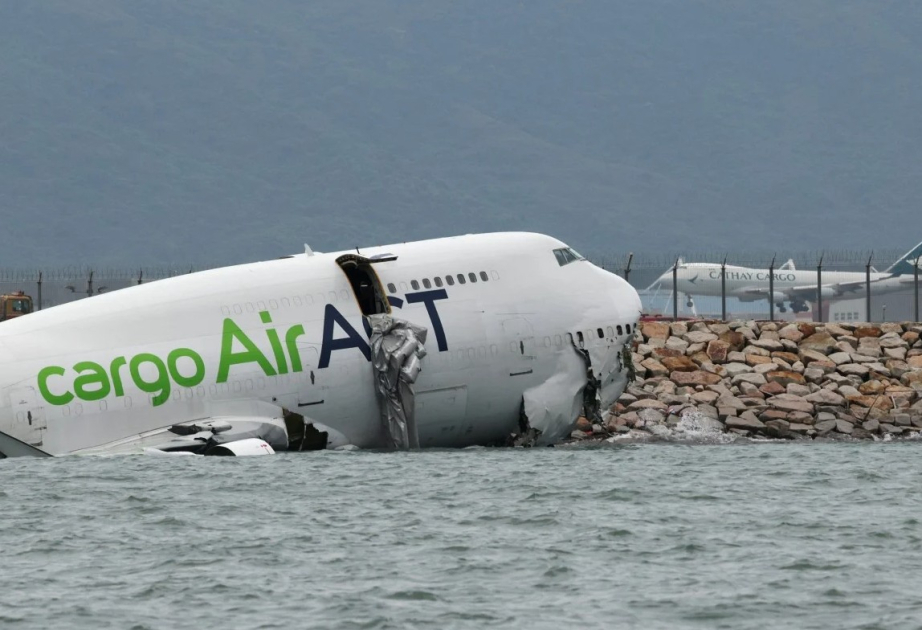 Honkonq aeroportunda təyyarə zolaqdan çıxaraq dənizə düşüb, ölənlər var
