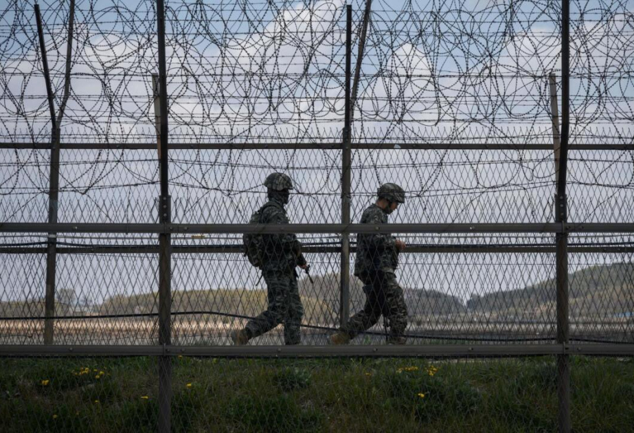 Un soldat nord-coréen traverse la frontière lourdement fortifiée vers la Corée du Sud