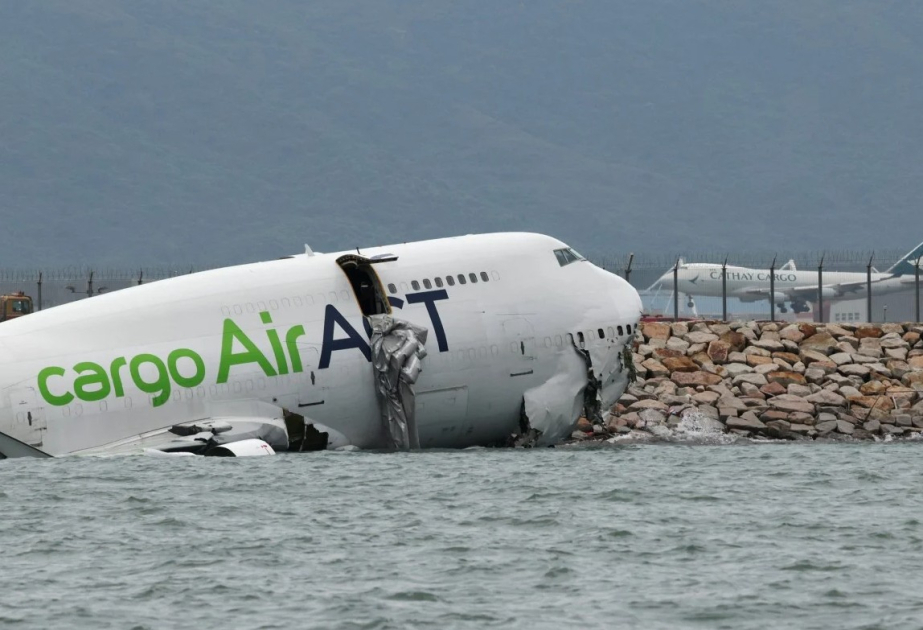 Hongkong: Frachtmaschine rutscht über Landebahn ins Meer – zwei Tote