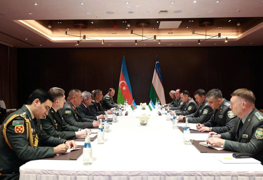 Aserbaidschans Verteidigungsminister besucht Usbekistan