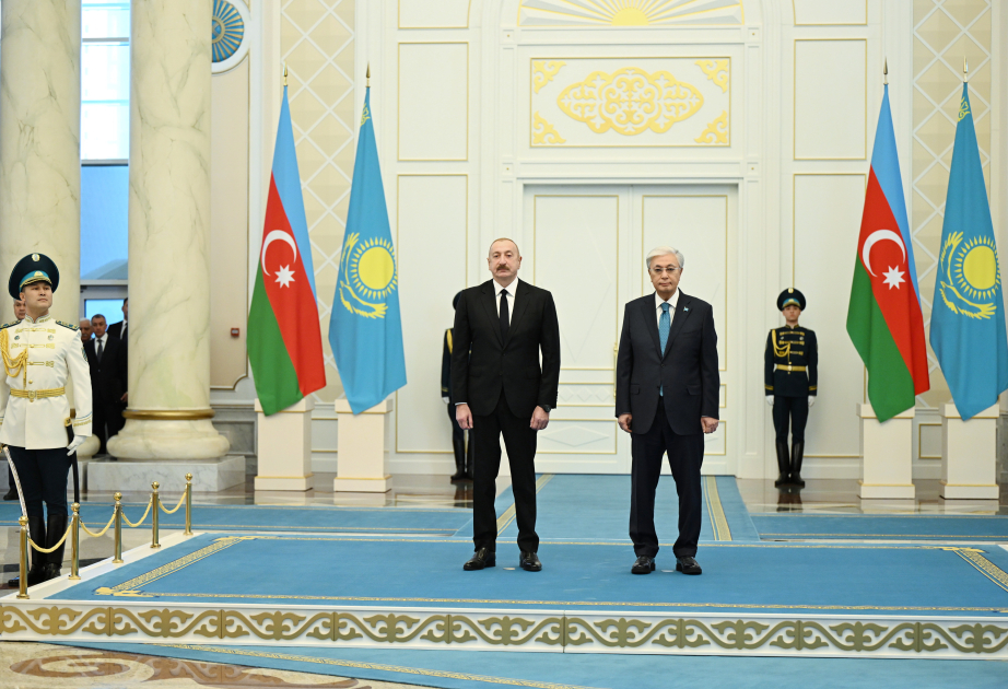 Ceremonia oficial de bienvenida al presidente de Azerbaiyán en Astaná