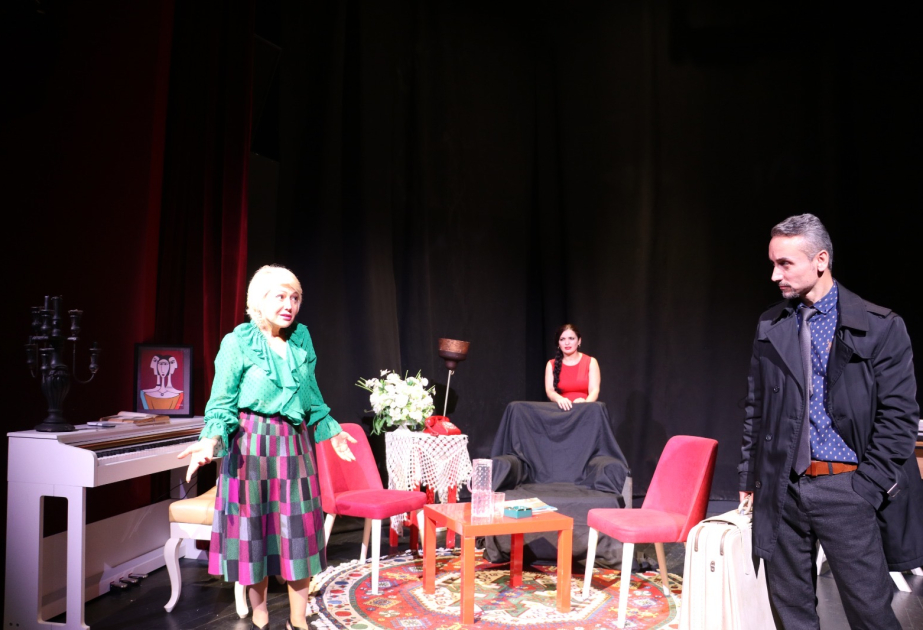 İstanbuldakı Türkiyə-Azərbaycan Teatrı mövsümün açılışını Bəxtiyar Vahabzadəyə həsr edib