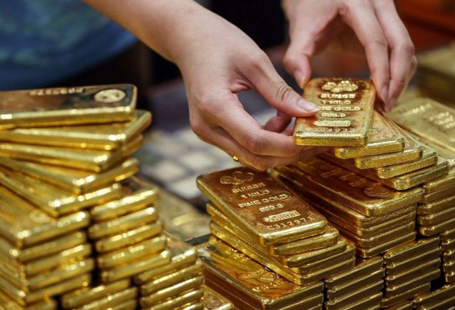 Gold retreats after record rally, on track for biggest daily drop since 2020