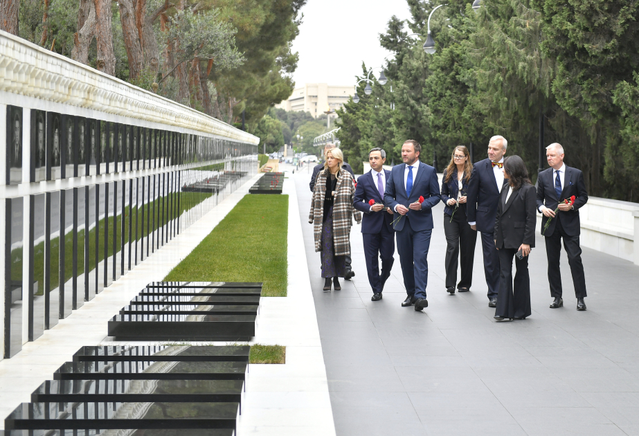 Le ministre estonien des Affaires étrangères visite l’Allée des Martyrs à Bakou
