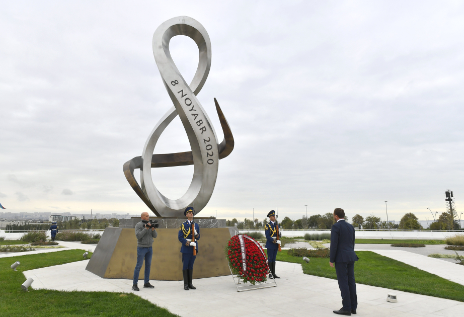 Estnische Delegation besucht Siegespark in Baku