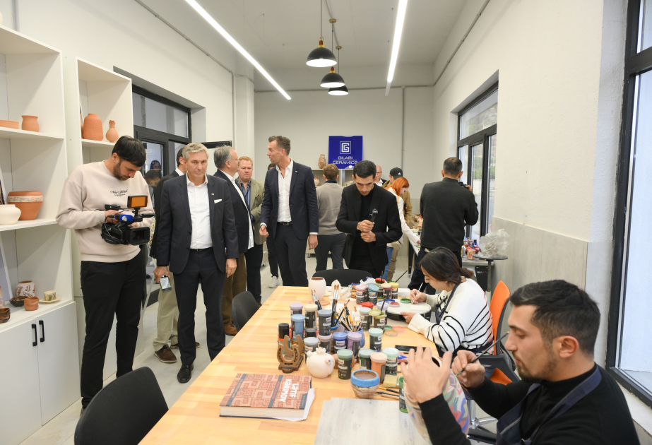 Les voyageurs internationaux arrivent à Latchine