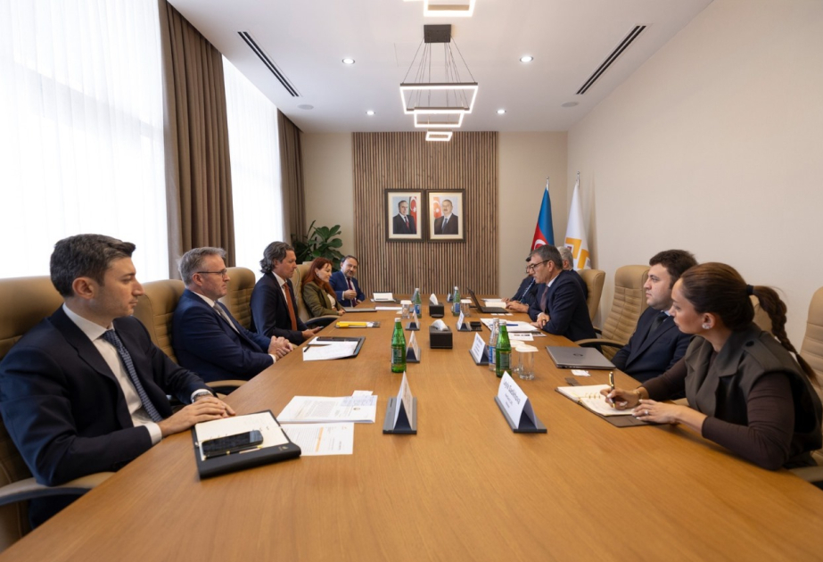 "أذرغولد" تبحث مع بنك أبوظبي التجاري التعاون في مشاريع القطاع غير النفطي والتنمية المستدامة