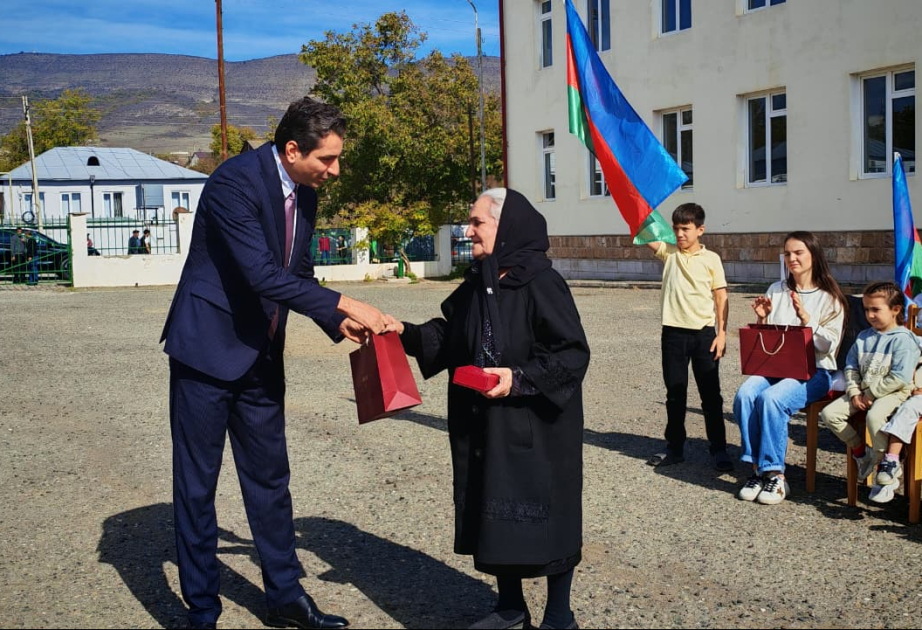 تقديم مفاتيح البيوت إلى العائلات التي أعيدت اليوم إلى قرية طازه بناء في خوجالي المحررة من الاحتلال الأرميني - محدث