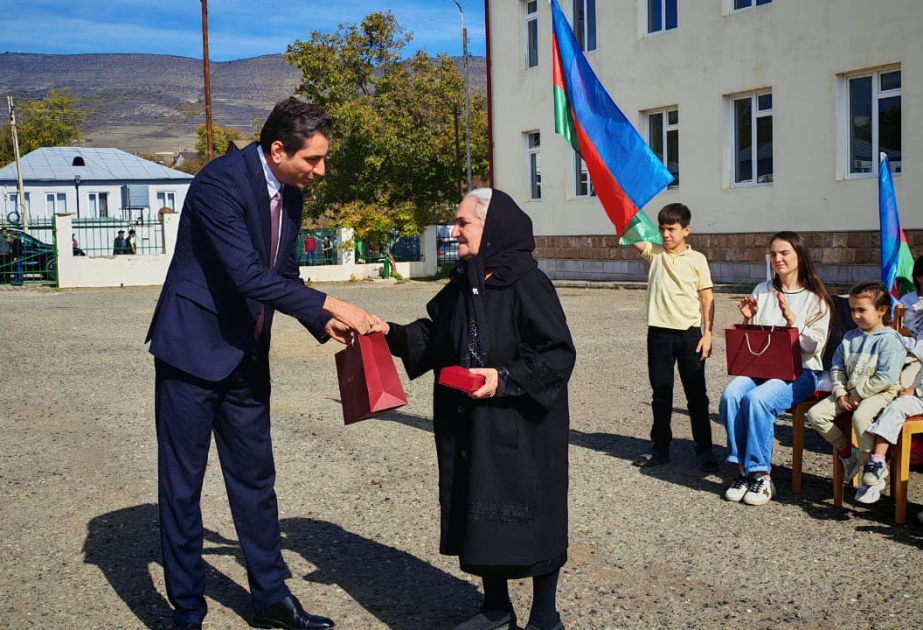 Un nouveau groupe d’anciens déplacés part pour le village de Tezebiné de la région de Khodjaly