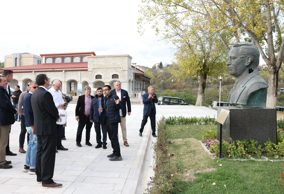 Les voyageurs internationaux visitent les monuments historiques à Choucha