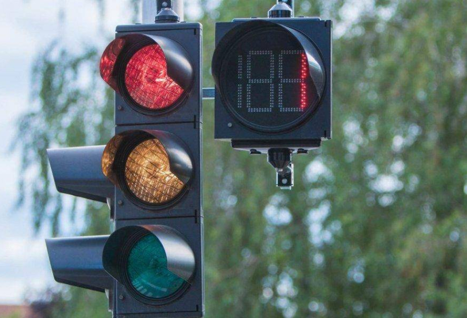 Sürücülərə və piyadalara çətinlik yaranan kəsişmədə yeni svetoforlar quraşdırılıb