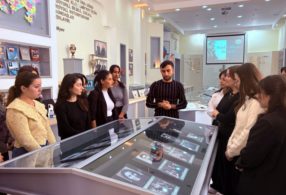 Estudiantes extranjeros se familiarizaron con el Centro de Heydar Aliyev de la Universidad Pedagógica Estatal de Azerbaiyán