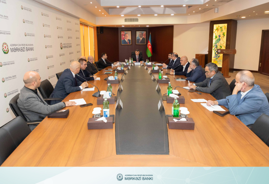 محافظ البنك المركزي الأذربيجاني يبحث مع الخبراء مسائل السياسة النقدية وتطور القطاع المالي