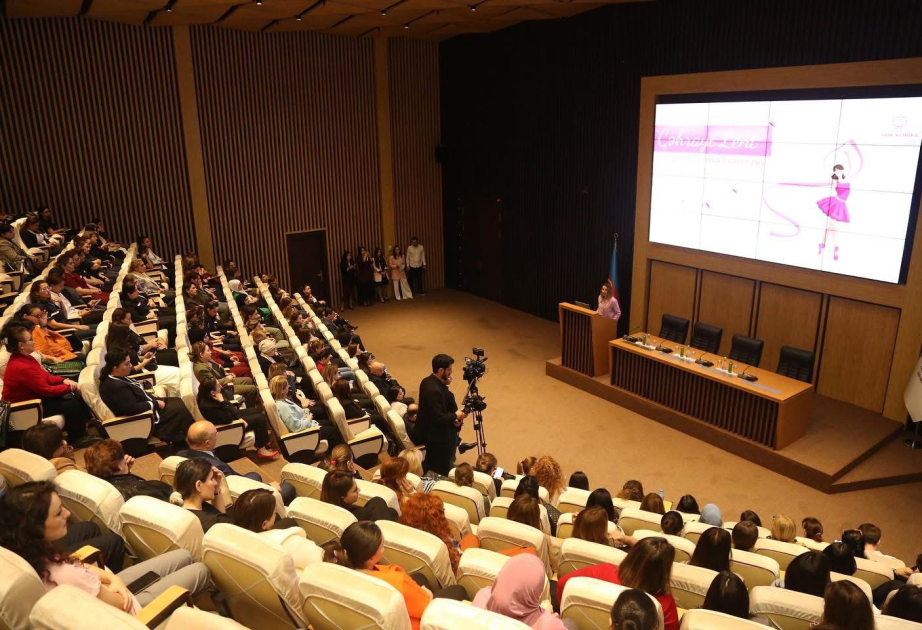 Yeni Klinikada “Çəhrayı lent” adlı seminar keçirilib