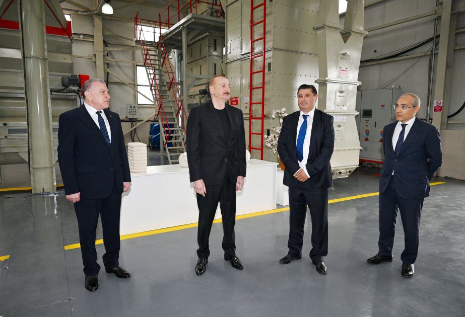 Le président de la République visite une usine de traitement du coton à Sabirabad VIDEO