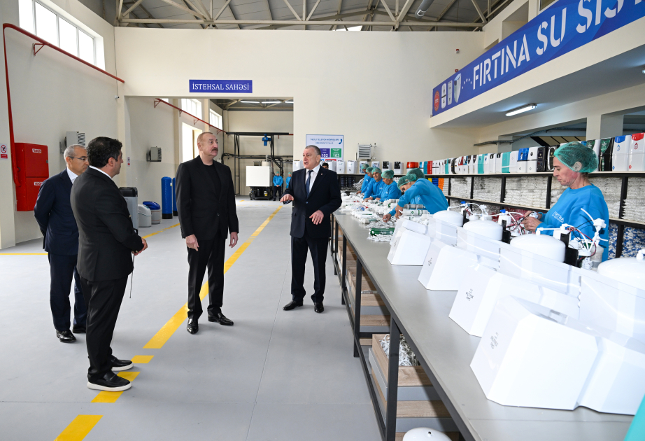 El Presidente de Azerbaiyán se familiariza con la actividad de la planta de producción de filtros de agua en Sabirabad