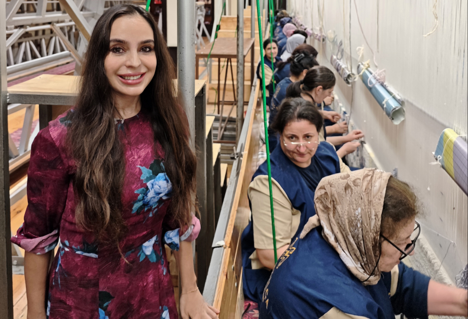 La société Azerkhaltcha prépare le plus grand tapis rond de l'histoire du tissage mondial pour la mosquée de Choucha VIDEO