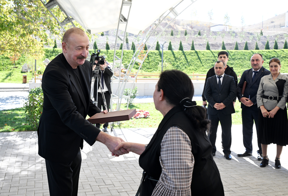Le président Ilham Aliyev présente les clés des appartements aux habitants du village de Horovlou  MIS A JOUR VIDEO