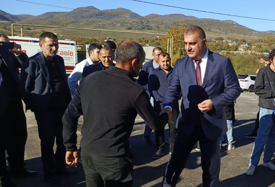 تقديم مفاتيح البيوت إلى العائلات التي أعيدت اليوم إلى قصبة قيرميزي بازار وقرية صوص في خوجاوند المحررة من الاحتلال الأرميني