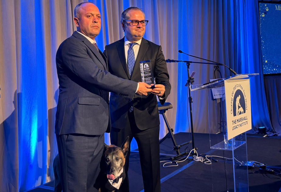Empleado de ANAMA y su perro reciben en Washington el premio a “Mejor Equipo del Año”