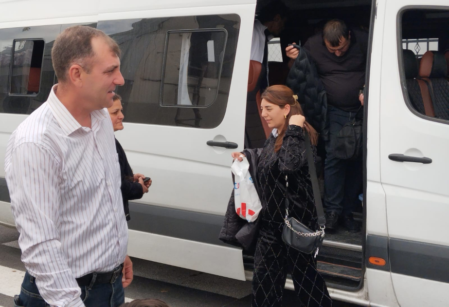 تقديم مفاتيح البيوت إلى العائلات التي أعيدت اليوم إلى قرية حسنريز في ولاية أقدره المحررة من الاحتلال الأرميني