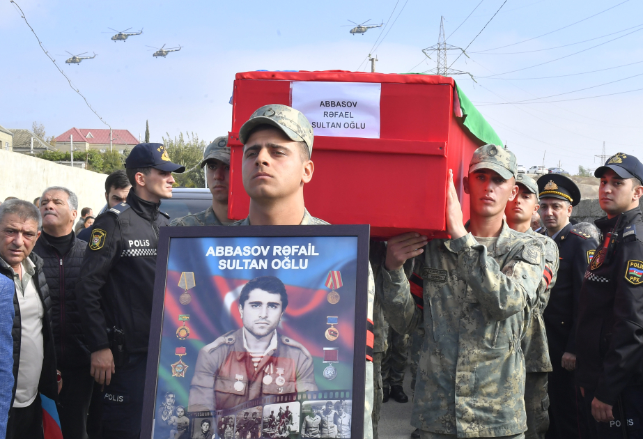 تشييع رفات الشهيد المفقود في حرب قراباغ الأولى في باكو