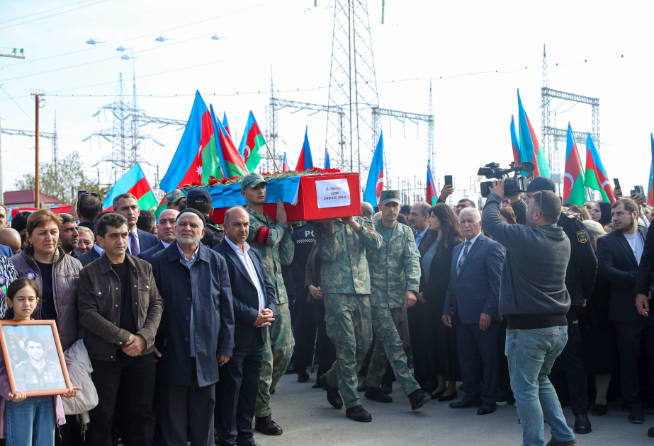 تشييع رفات الشهيد المفقود في حرب قراباغ الأولى في مقبرة شهداء "ده ده قورقود"