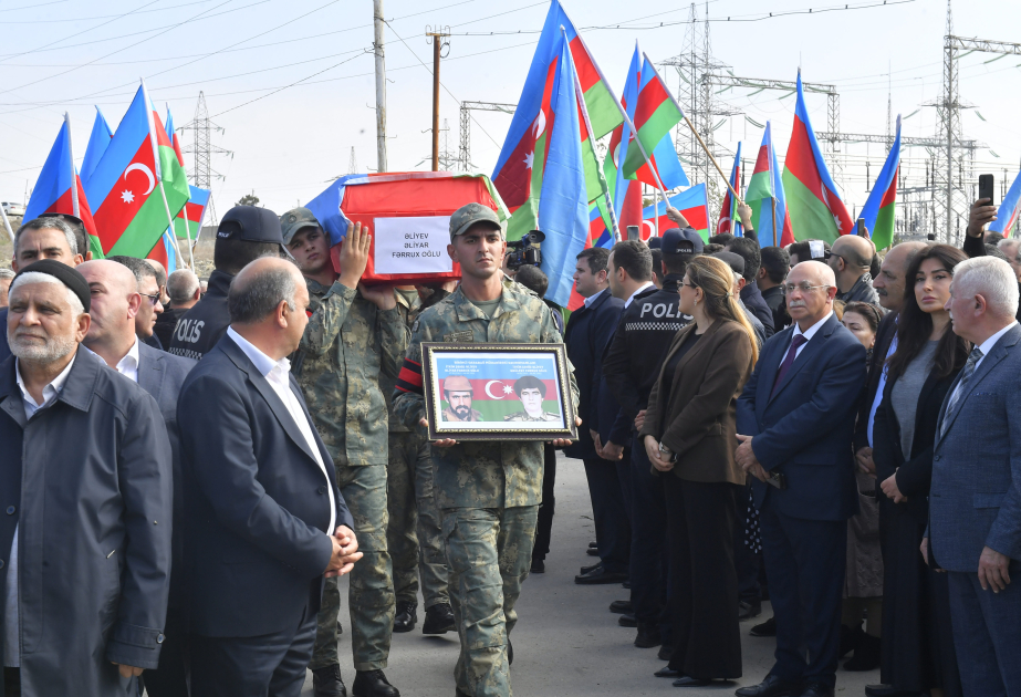 تشييع رفات الشهيد المفقود الآخر في حرب قراباغ الأولى في مقبرة شهداء "ده ده قورقود"