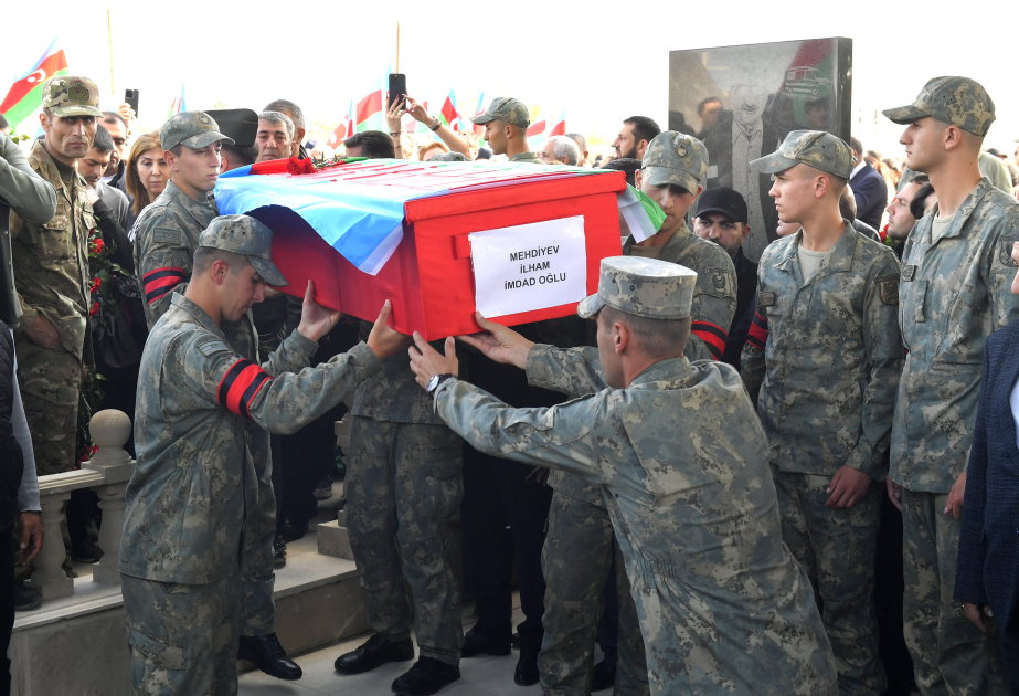 تشييع رفات الشهيد المفقود الآخر في حرب قراباغ الأولى في مقبرة شهداء "ده ده قورقود"