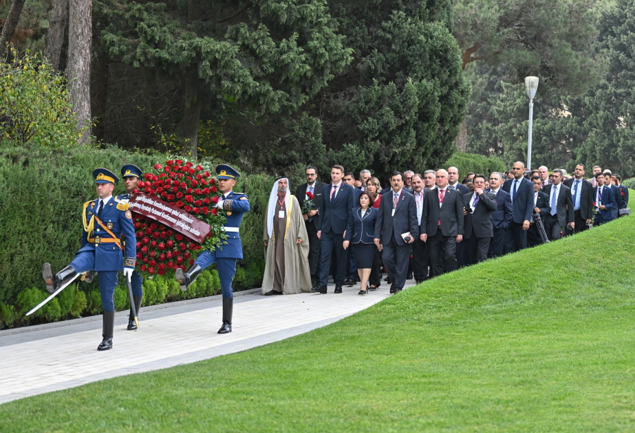 Los participantes de la Conferencia Parlamentaria Internacional visitaron el Callejón de Honor y el Callejón de los Mártires