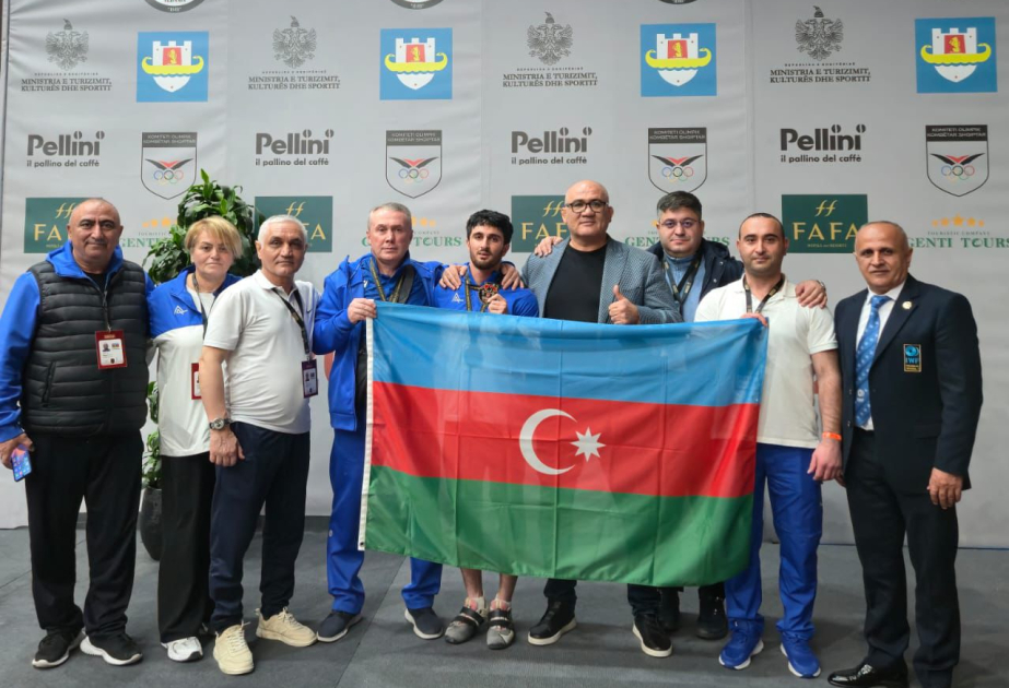 Азербайджанский тяжелоатлет завоевал три серебряные медали на чемпионате Европы
