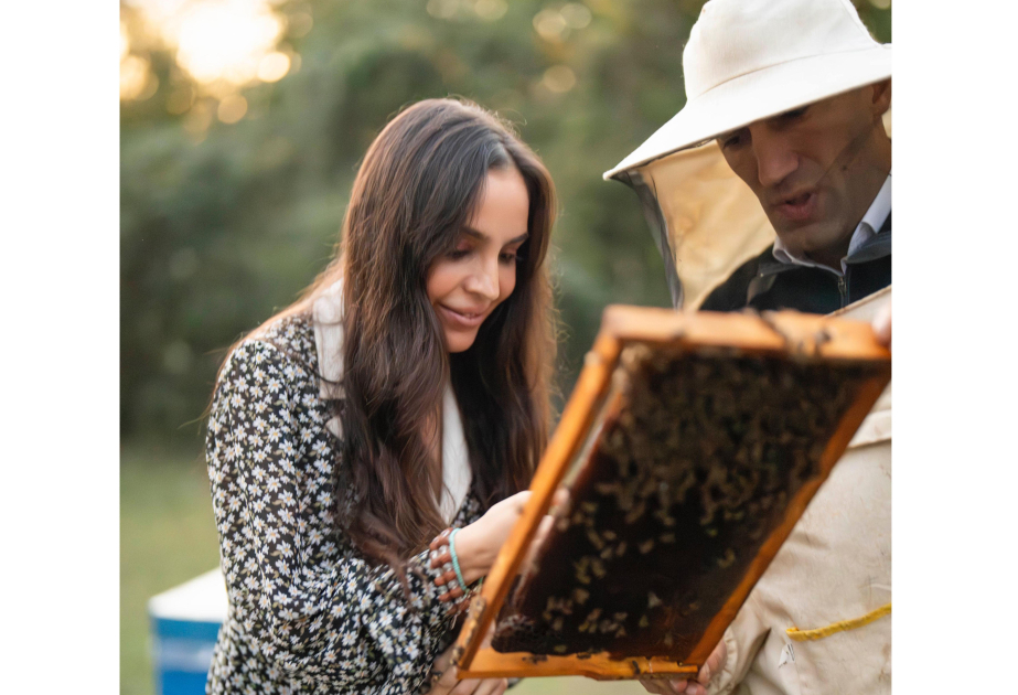 Guébélé : Leyla Aliyeva rend visite à une participante au projet « Jeune apiculteur »
