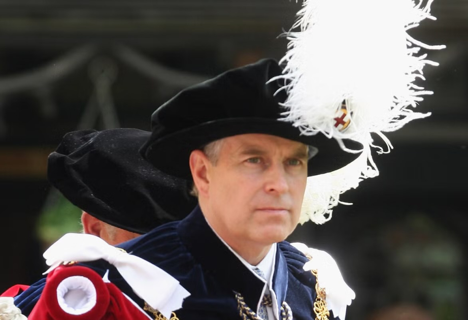 Kral Çarlz qardaşı Endryunun titullarını ləğv edir