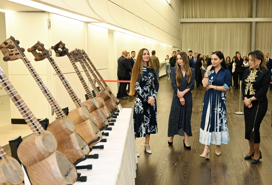 Présentation d'instruments de musique acquis grâce au soutien de la Fondation Heydar Aliyev