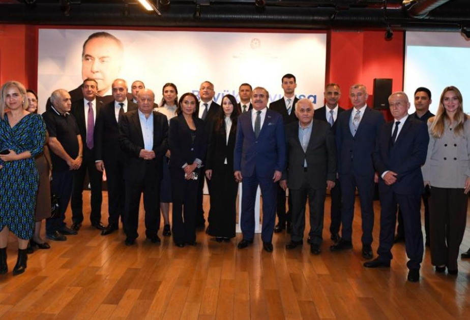 Akademik Rafael Hüseynov "Böyük Qayıdışa aparan yollar" fotosərgisinin açılış mərasimində çıxış edib
