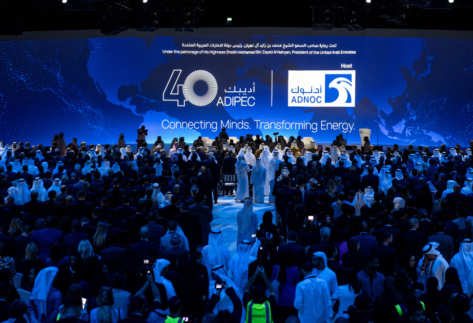 وزراء من 45 دولة يشاركون في منتدى "ADIPEC 2025" للطاقة بأبوظبي