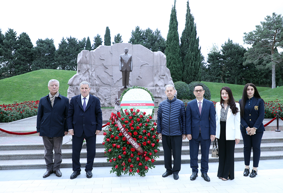 AMEA-nın rəhbərliyi və xarici elmi qurumların nümayəndələri Ulu Öndər Heydər Əliyevin məzarını ziyarət ediblər