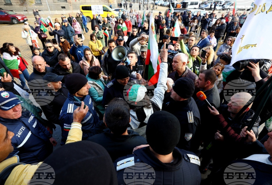 Vazrazhdane supporters stage anti-euro protest in front of Bulgarian National Bank building