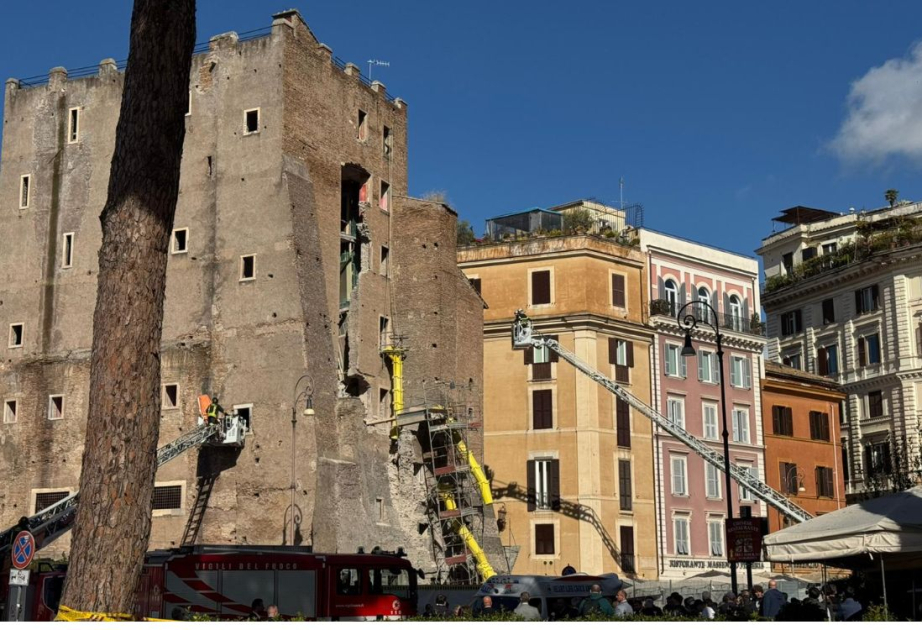Romada tarixi tikilinin bir hissəsi uçub