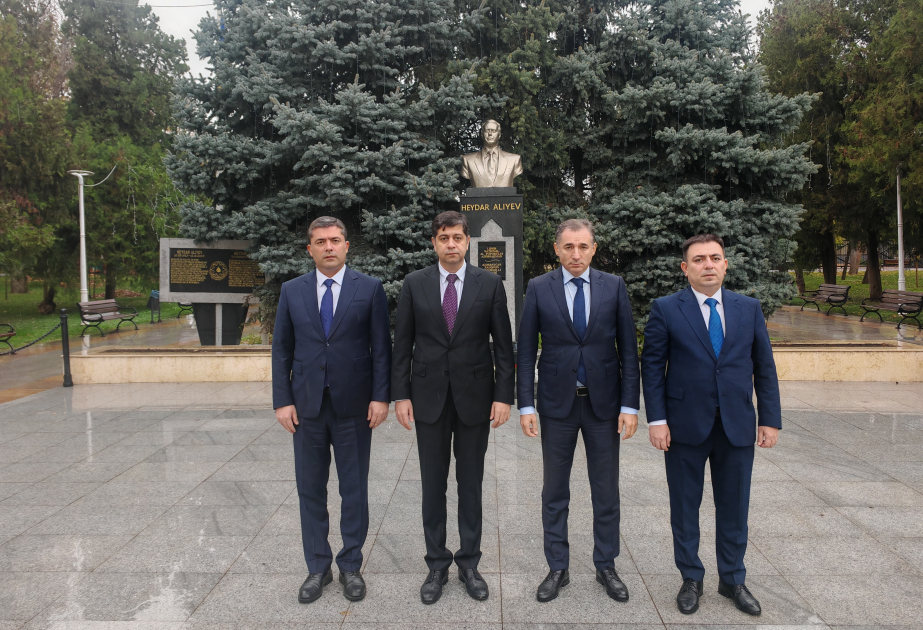 Azərbaycan nümayəndə heyəti Buxarestdə Ulu Öndər Heydər Əliyevin büstünü ziyarət edib