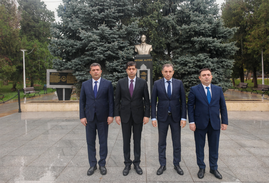 Делегация Азербайджана посетила бюст великого лидера Гейдара Алиева в Бухаресте