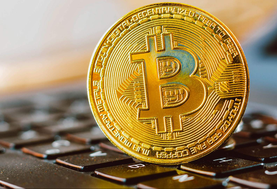 Биткоин упал ниже 100 000 долларов впервые с июня и продолжает дешеветь