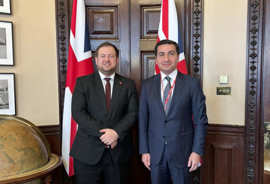L’assistant du président azerbaïdjanais, Hikmet Hadjiyev, rencontre un ministre d’État britannique