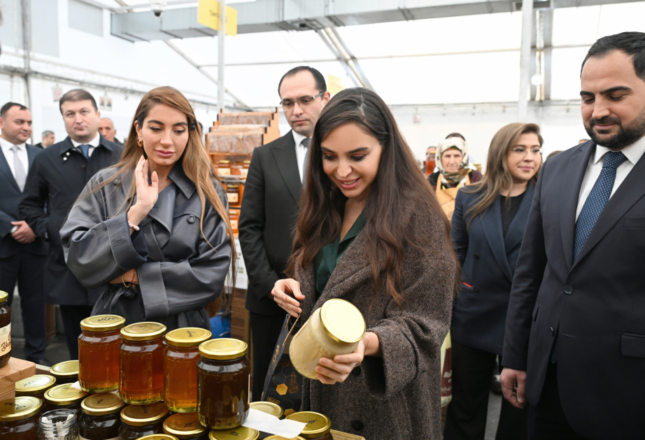 Leyla Aliyeva und Arzu Aliyeva besuchen Bienenzuchtmesse